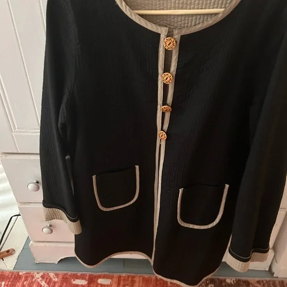 Elegant Black and Cream Women's Reversible Jacket, Quilted Button Closure EUC - Picture 5 of 8